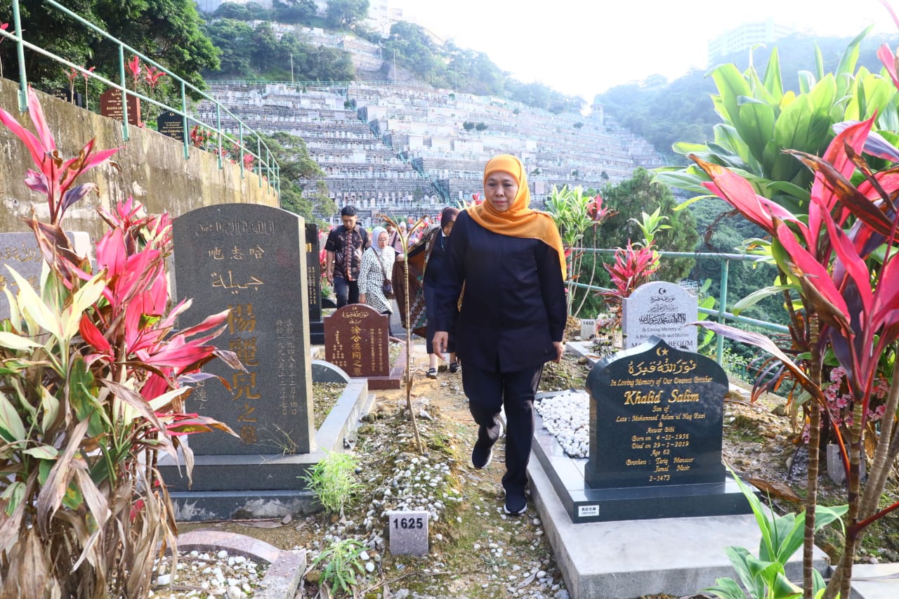 Ziarah ke Makam PMI Korban Covid-19 Asal Jatim di Hong Kong, Gubernur Khofifah Bangunkan Batu Nisan